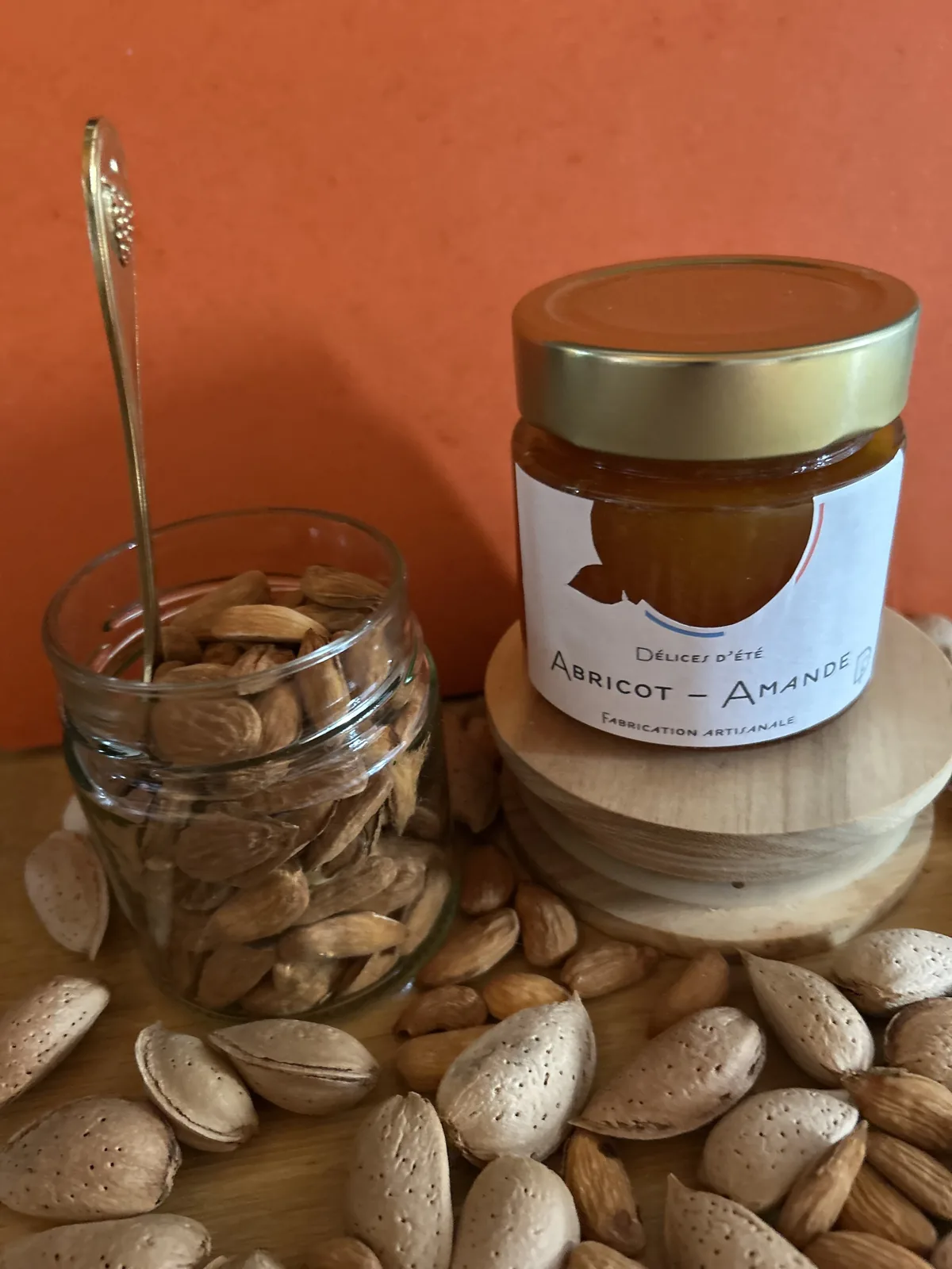 Pot de confiture Abricot – Amande sur fond orange