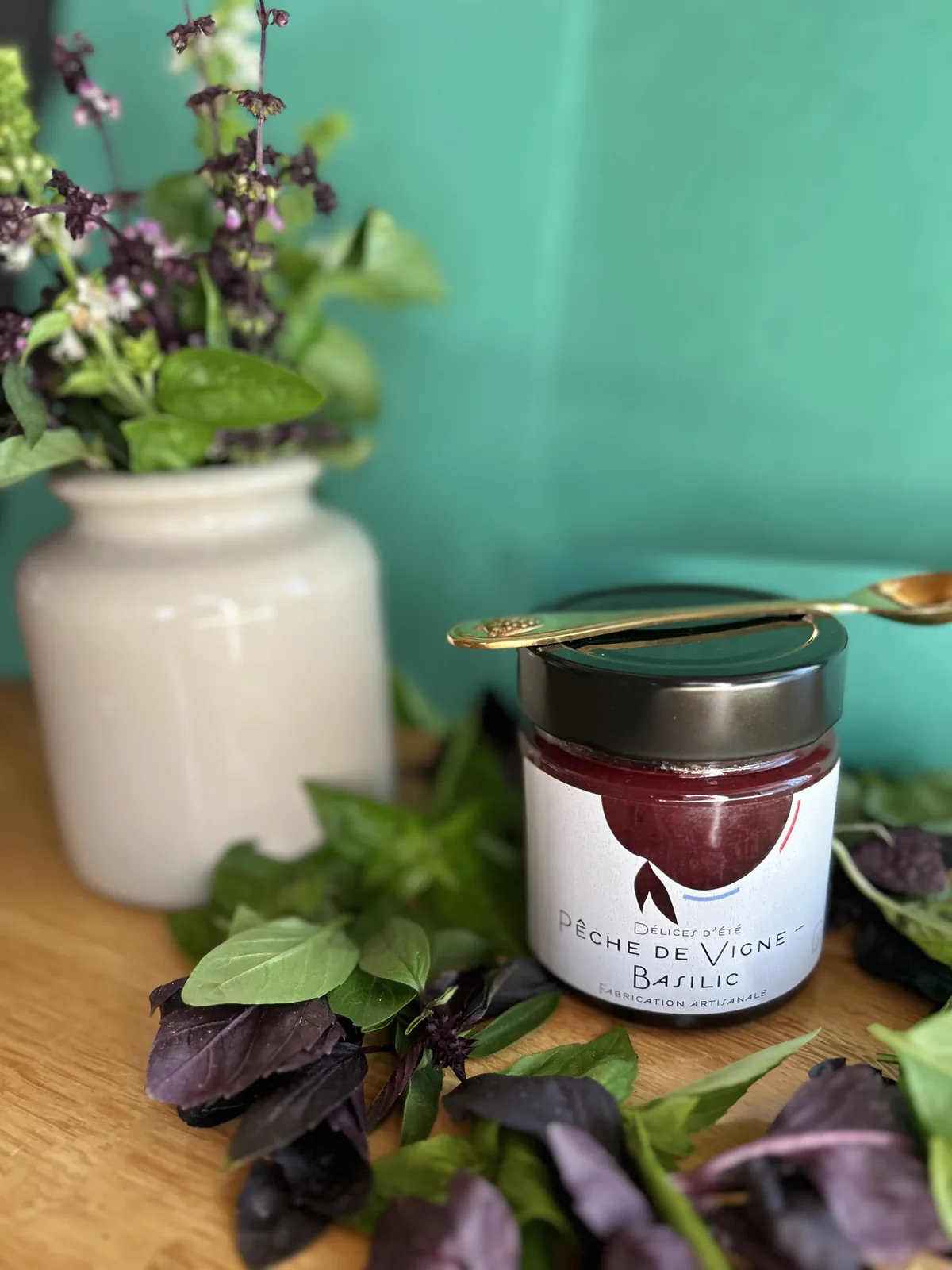 Pot de confiture artisanale Peches de Vigne – Basilic, Colorées