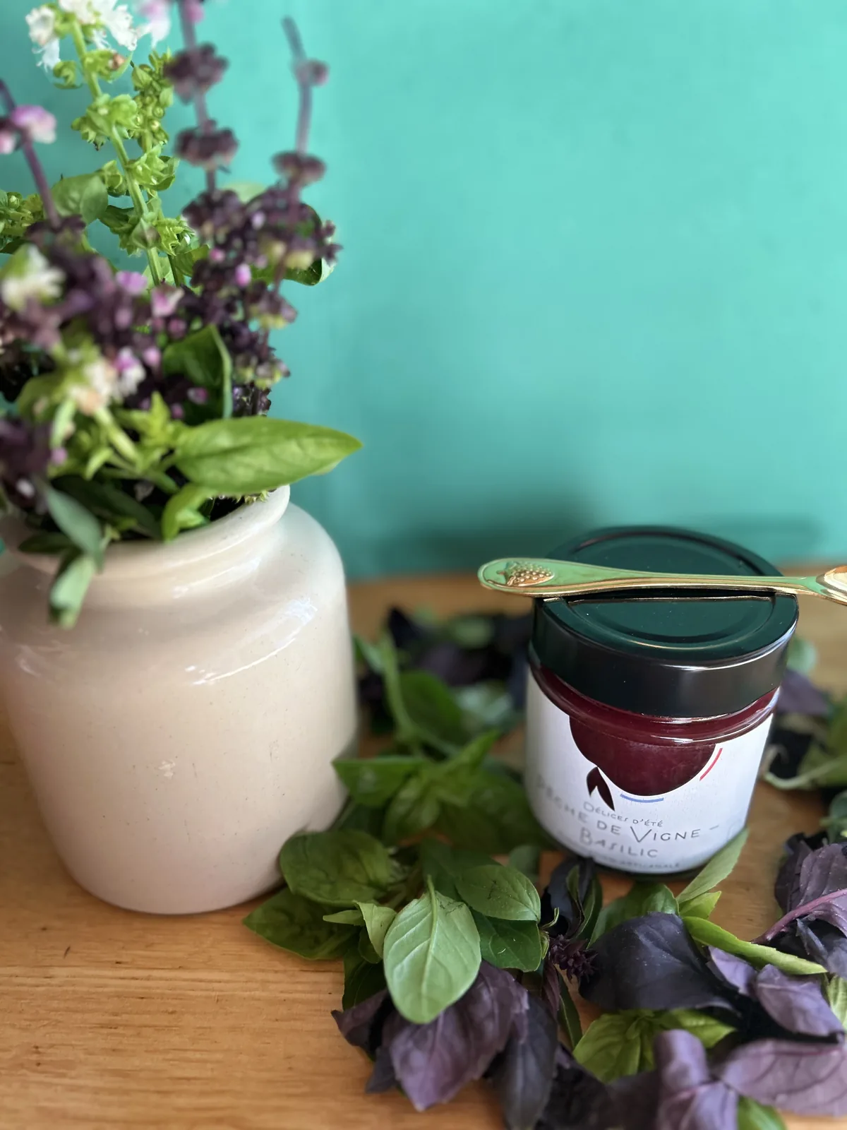 Pot de confiture artisanale Peches de Vigne – Basilic, Colorées
